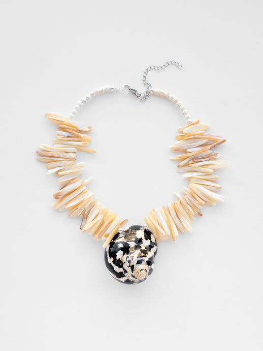 COCONUT KISS NECKLACE