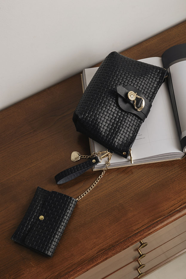 "LA ISLA BONITA" BLACK GOLD CLUTCH BAG