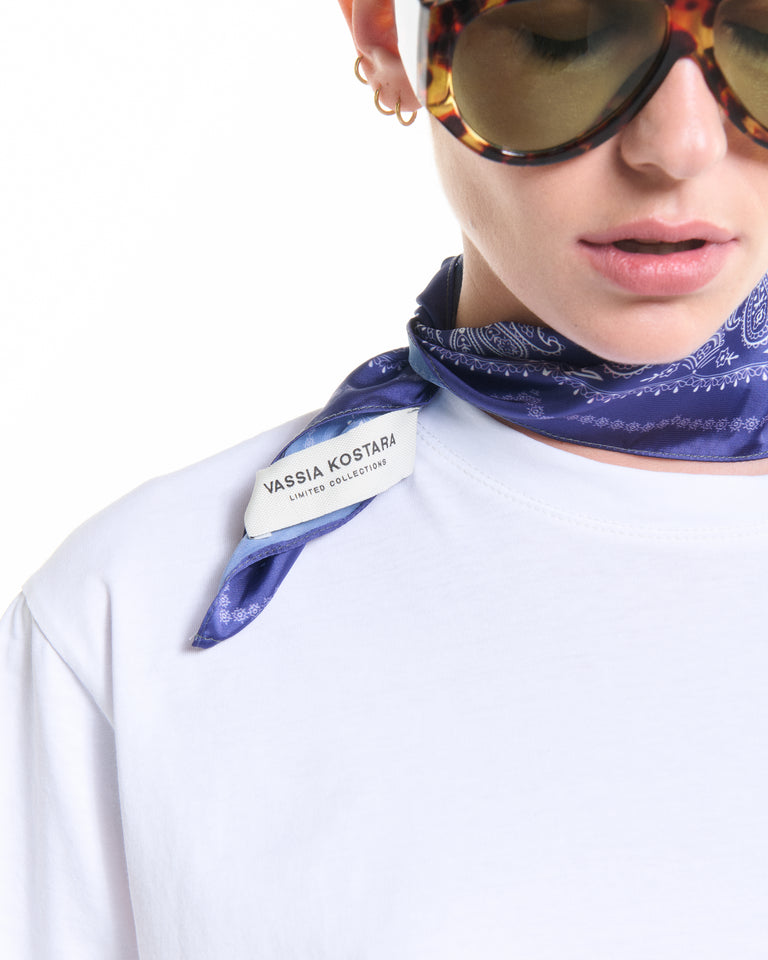 WHITE T-SHIRT WITH BLUE BANDANA