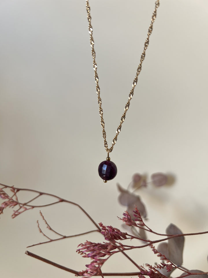 QUININE GARNET NECKLACE