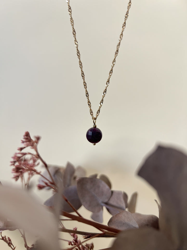 QUININE GARNET NECKLACE