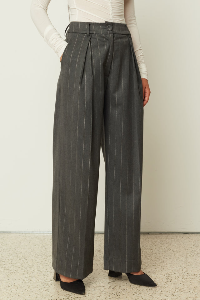 PANTS WITH PLEATS GREY