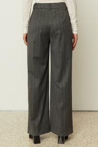 PANTS WITH PLEATS GREY