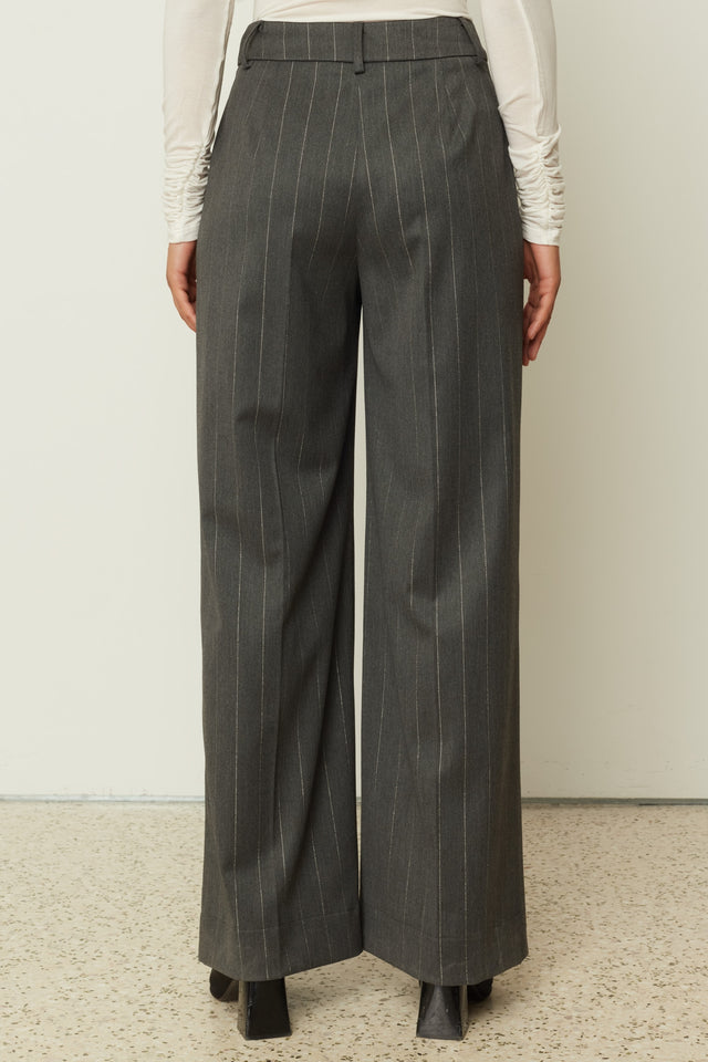 PANTS WITH PLEATS GREY