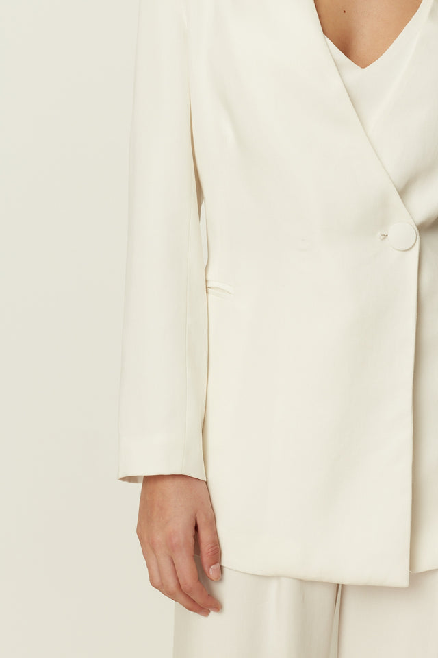 WHITE STATEMENT BLAZER