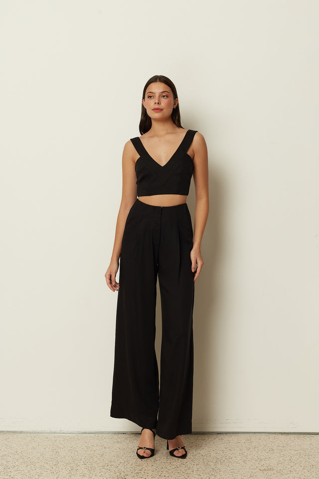 BLACK STATEMENT CROP TOP